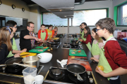 Varios alumnos en la escuela de cocina disfrutan de una de las clases infantiles.-ISRAEL L. MURILLO