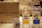 Muestras de orina de un control antidopaje.-AP / MATT DUNHAM