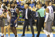 Joan Peñarroya da instrucciones a sus jugadores en un choque en el Coliseum-Israel L. Murillo