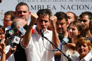 El presidente de la Asamblea Nacional de Venezuela, el opositor Juan Guaido  habla  durante un cabildo abierto en Caraballeda.-EFE