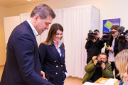 El primer ministro de Islandia y líder del Partido de la Independencia junto a su mujer en el momento de votar.-EFE / BIRGIR THOR HARDARSON