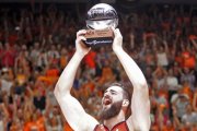 El pívot montenegrino del Valencia Bojan Dubljevic levanta el trofeo de mejor jugador de la final, el viernes.-EFE