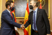 El alcalde, Daniel de la Rosa, y el rector de la Universidad de Burgos, Manuel Pérez Mateos. SANTI OTERO