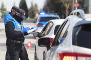 Dos agentes durante un control de vehículos. ISRAEL L. MURILLO