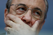 Florentino Pérez, con gesto contrariado, en la despedida de Zidane-JUAN MEDINA (REUTERS)