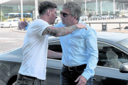 Jorge Horacio Messi despide a su hijo en el aeropuerto del Prat, el pasado martes, cuando se disponía a viajar a Argentina para unirse a su selección.-JOAN MONFORT