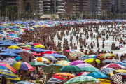 El sector turístico español es uno de los potencialmente más afectados por el brexit. En la foto, una imagen de la playa de Benidorm, en Alicante.-/ MIGUEL LORENZO