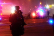 La policía trata de contener los saqueos en las tiendas de Ferguson, en Misuri.-Foto: JEWEL SAMAD / AFP