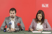 Tudanca, junto a la secretaria provincial del PSOE de Burgos,Esther Peña-SANTI OTERO