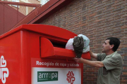 Cáritas ha instalado 40 contenedores de recogida de ropa entre los últimos años.-ISRAEL L. MURILLO