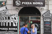 Fachada de la pizzería que regentaba Ana Huete junto a su pareja, en Granada.-EFE / PEPE TORRES