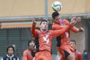 La defensa del Burgos Promesas Caja Rural despeja un balón.-RAÚL OCHOA