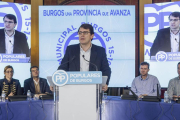 Alfonso Fernández Mañueco se dirige  a los cargos públicos de la provincia, ayer, en el Salón Rojo del Teatro Principal.-SANTI OTERO