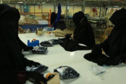 Mujeres tejiendo 'hiyabs' en una fábrica controlada por el Estado Islámico en Irak.-Foto: NASHER.ME