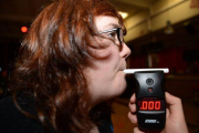 Una chica se somete a un control de alcoholemia.-SENIOR AIRMAN NATASHA STANNARD
