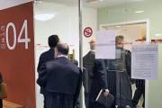 Varios abogados entran en una sala de vistas de los Juzgados.-ISRAEL L. MURILLO