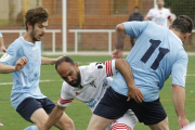 Adri lucha por un balón.-SANTI OTERO