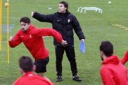 Rubi dirige la sesión de entrenamiento del Sporting en Mareo.-EFE / J L CEREIJIDO