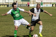 Aitor Granados protege el balón ante un jugador del Cacereño, ayer-CARLOS CASARES / EL PERIÓDICO DE EXTREMADURA