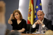 Soraya Sáenz de Santamaría, vicepresidenta del Gobierno, y Luis de Guindos, ministro de Economía, durante la rueda de prensa el 10 de julio en Moncloa.-Foto: JOSÉ LUIS ROCA