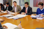 Daniel de la Rosa como concejal socialista en una de las reuniones de la Asociación Plan Estratégico de Burgos presididas por Javier Lacalle. I. L. M.