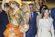 La Reina camina junto a una de las imágenes del Arcángel San Miguel, ayer en Lerma.-SANTI OTERO