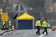 Agentes de policía, en el puente de Westminster, este jueves.-DARREN STAPLES