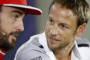 Alonso, con Button, recientemente en Abu Dabi.-Foto: EFE / VALDRIN XHERAJ