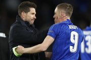 Simeone consuela a Vardy al término del Atlético-Leicester del martes pasado.-REUTERS / CARL RECINE