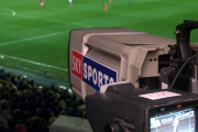 Cámara de la plataforma británica Sky retransmitiendo un partido de la Premier League.-