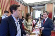 El alcalde, Javier Lacalle, charlaba antes de empezar el Pleno con los concejales socialistas De la Rosa y Barrio.-RAÚL G. OCHOA