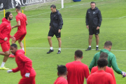 José María Salmerón, al fondo de negro, observa el entrenamiento del equipo.-ISRAEL L. MURILLO