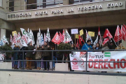 Los sindicatos presentes en el Comité de Empresa se concentraron ayer en Miranda.-ECB