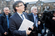 El expresident Carles Puigdemont, escoltado por el mosso Lluís Escolà.-RICARDO RAMIREZ