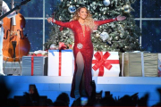 Mariah Carey, durante su actuación en el Madison Square Garden, cantando ’All I want for Christmas is you’, el pasado 15 de diciembre.-KEVIN MAZUR / GETTY