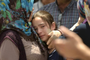 Familiares lloran la muerte de sus seres queridos mientras esperan la entrega de sus cuerpos en una morgue en Estambul.-DENIZ TOPRAK
