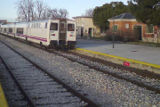 Un tren circula por la estación de tren de Aranda de Duero.-L.V.