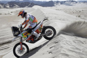 Laia Sanz con su motocicleta en el Dakar.-AP / RICARDO MAZALAN