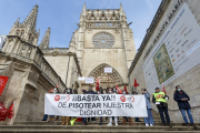 Los trabajadores de la Catedral se manifiestan frente a la Seo. SANTI OTERO