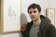 Guillermo Esteban, junto a una de las escenas de sumo incluidas en la muestra.-Raúl Ochoa