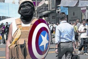 Un manifestante en Hong Kong, con un escudo de Capitán América.-Foto: REUTERS / TYRONE SIU