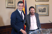 Sánchez e Iglesias después de la firma del preacuerdo.-EFE / PACO CAMPOS