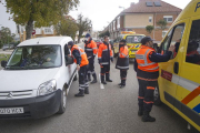 Voluntarios de Protección Civil avisan a un conductor de la nube tóxica producida por el incendio de Campofrío.-ISRAEL L. MURILLO