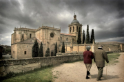 Una pareja pasea por la muralla junto a la Catedral de Ciudad Rodrigo (Salamanca).-ICAL