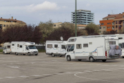 Las obras, el aparcamiento de vehículos y el parking de caravanas conviven en estos momentos en la zona.