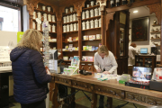 Una mujer compra en una farmacia. ISRAEL L. MURILLO