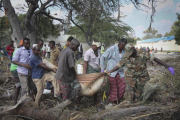 Un grupo de ciudadanos traslada a una de las víctimas del atentado de Mogadiscio, Somalia.-EFE / SAID YUSUF WARSAME