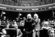 Icónica imagen de la Pasionaria y Rafael Alberti, en el Congreso, en 1977.-QUECA CAMPILLO / TIEMPO
