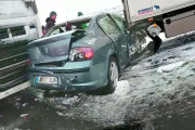 Imagen de un vehículo atrapado entre dos camiones tras el accidente en Zuñeda.-ECB