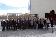 El presidente de la Junta de Castilla y León, Juan Vicente Herrera, posa con los alcaldes y presidentes de diputaciones firmantes del acuerdo del Plan de Empleo Local-ICAL